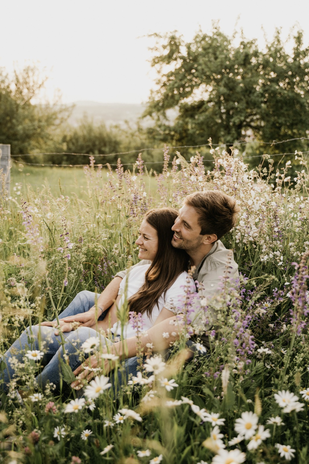 Paar-Portrait in Blumenwiese - Michi & Lukas